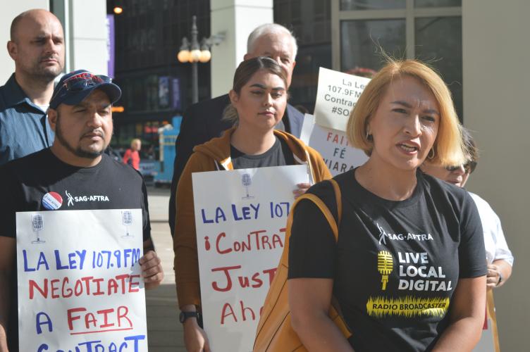 La Ley sports commentator Elizabeth Jiménez called on SBS to provide a fair first contract to its SAG-AFTRA employees during a press conference in front of La Ley’s Chicago offices Sept. 4, 2019. 